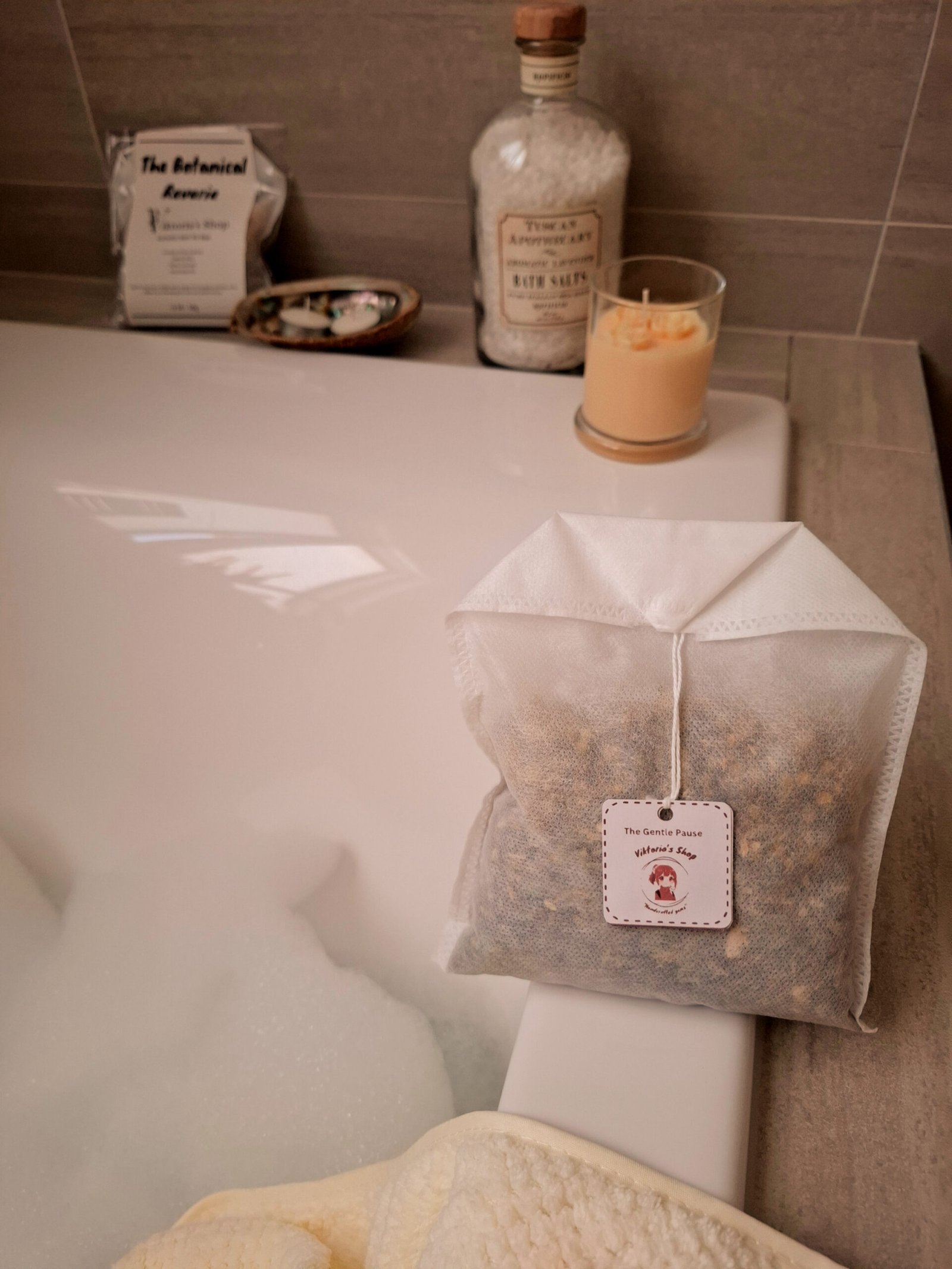 Botanical bath tea bag, flowers floating